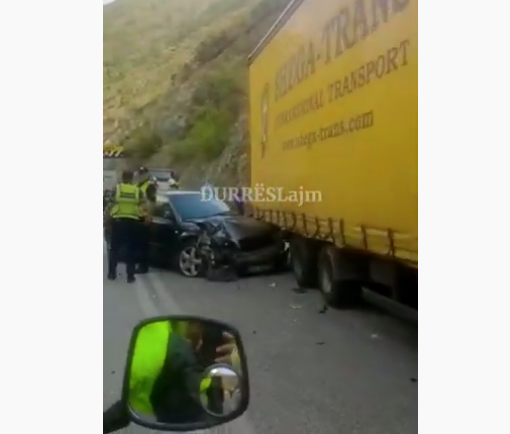 Aksident i rëndë, një kamion dhe 7 makina përplasen me njëri-tjetrin (VIDEO)