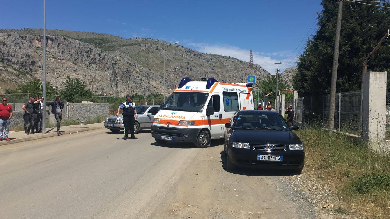 Rrëzohet nga kamionçina, përfundon në spital 40-vjeçarja