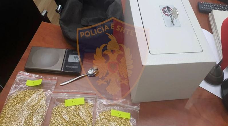 Shitën ar të rremë me vlerë 200 mijë euro! Dy italianët arrestohen brenda argjendarisë në Elbasan