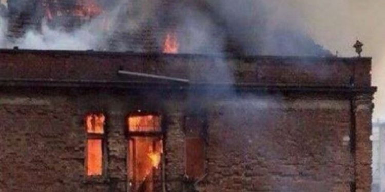 Digjen gjatë natës 2 banesa në Gramsh, ja çfarë dyshohet