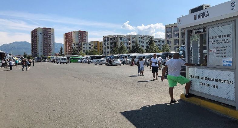 I vodhi varësen gruas në terminalin e autobusëve, arrestohet 32-vjeçari