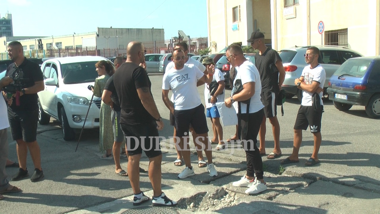 Durrës, nuk lejohen të ushtrojnë aktivitetin në kulmin e sezonit veror, pronarët e mjeteve motorike ujore në protestë (VIDEO)