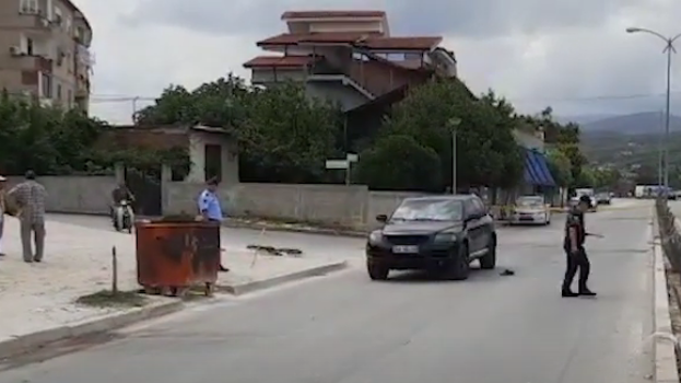 U përplas nga fuoristrada, i moshuari përfundon poshtë makinës