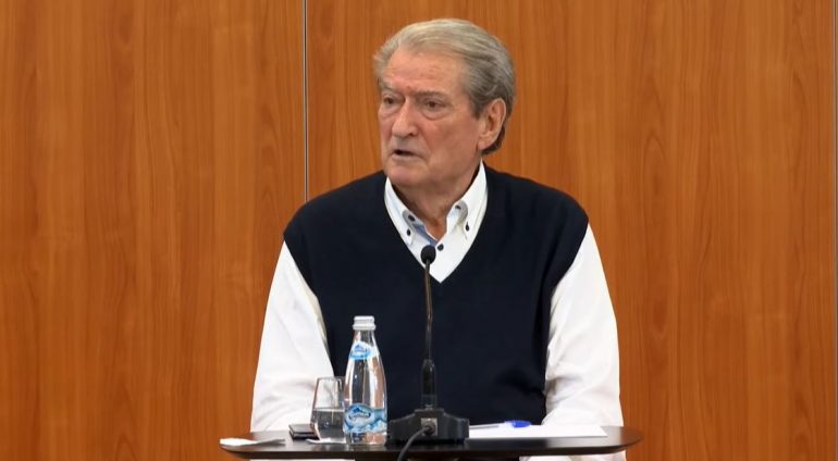 Berisha takim për gjendjen e arsimit: Mësuesit e vërtetë janë zëvendësuar me militantë partiakë