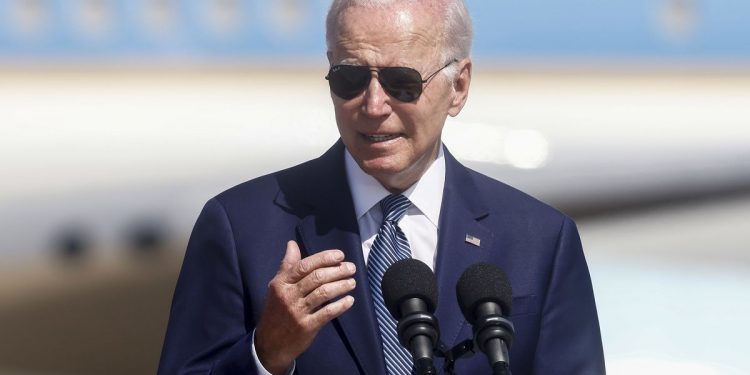 Biden: Çmimi i naftës në rënie rekord