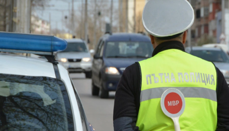 U përpoqën të ndalonin autobusin ilegal me emigrantë, përplasen për vdekje dy policë në Bullgari