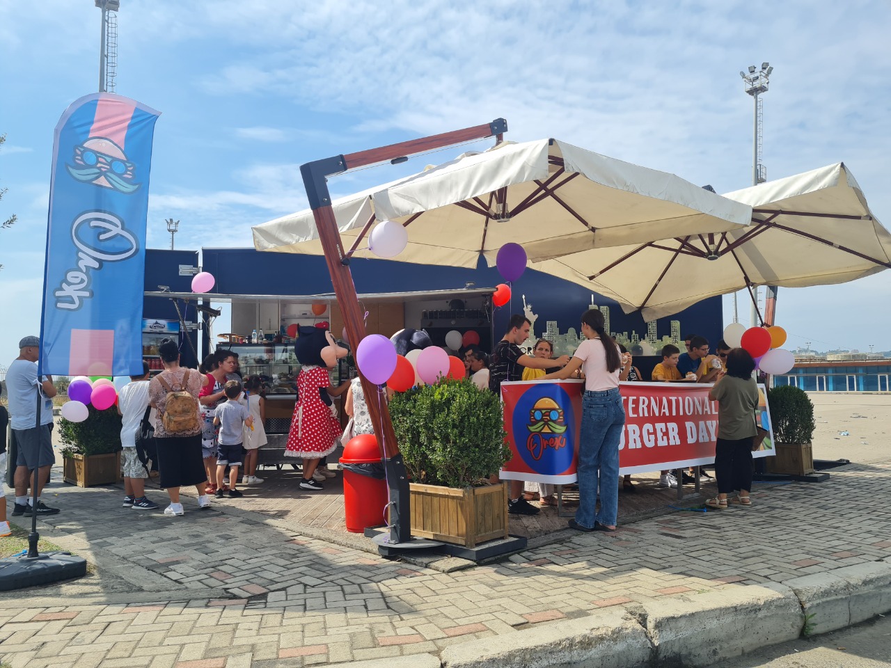 Durrës, hamburgera specialë për fëmijët e Qendrës Komunitare me Aftësi të Kufizuara (VIDEO)