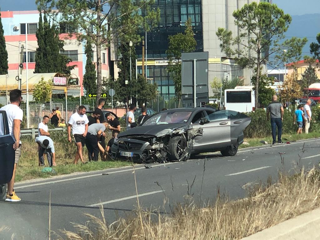 Aksident i trefishtë në autostradën Tiranë-Durrës, një makinë përfundon mbi trafikndarëse (FOTO)
