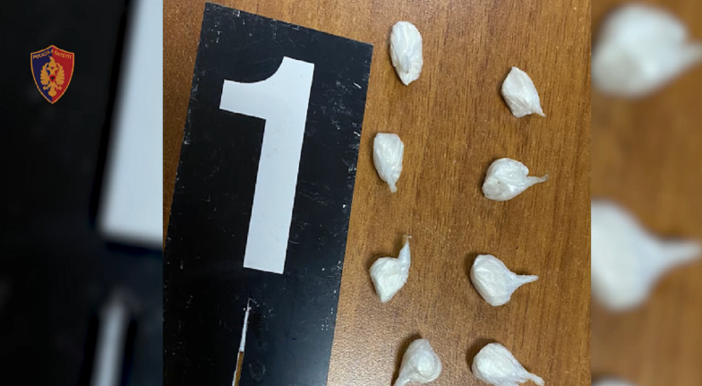 Qarkullonte me doza kokaine të gatshme për shpërndarje, vihet në pranga 29-vjeçari