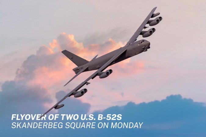 Avionët B-52 fluturojnë në Shqipëri, ambasadorja Kim e pranishme në ceremoni