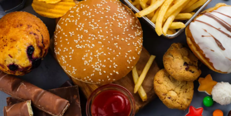 Studimi: Ushqimet fast-food shkaktojnë depresion
