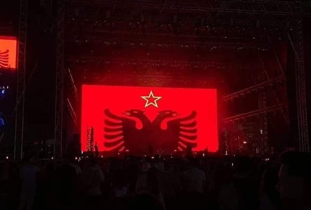 Veliaj sqaron flamurin me yllin komunist në festivalin “Sunny Hill” dhe i përgjigjet opozitës: Është parodi artistike!