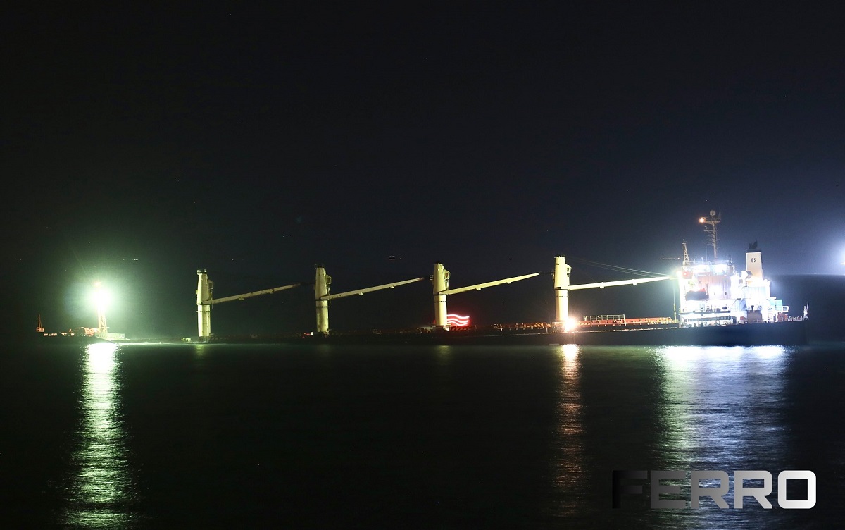 Fundoset pjesërisht anija me 400 tonë naftë, ekuipazhi ende brenda saj