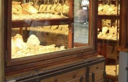 Grabitet argjendaria 100 metra larg komisariatit, autori largohet me motor pasi përleshet me pronarin