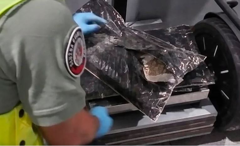 Me gjysmë milionë euro heroinë në valixhe, ndalohet në aeroport e moshuara 81-vjeçare