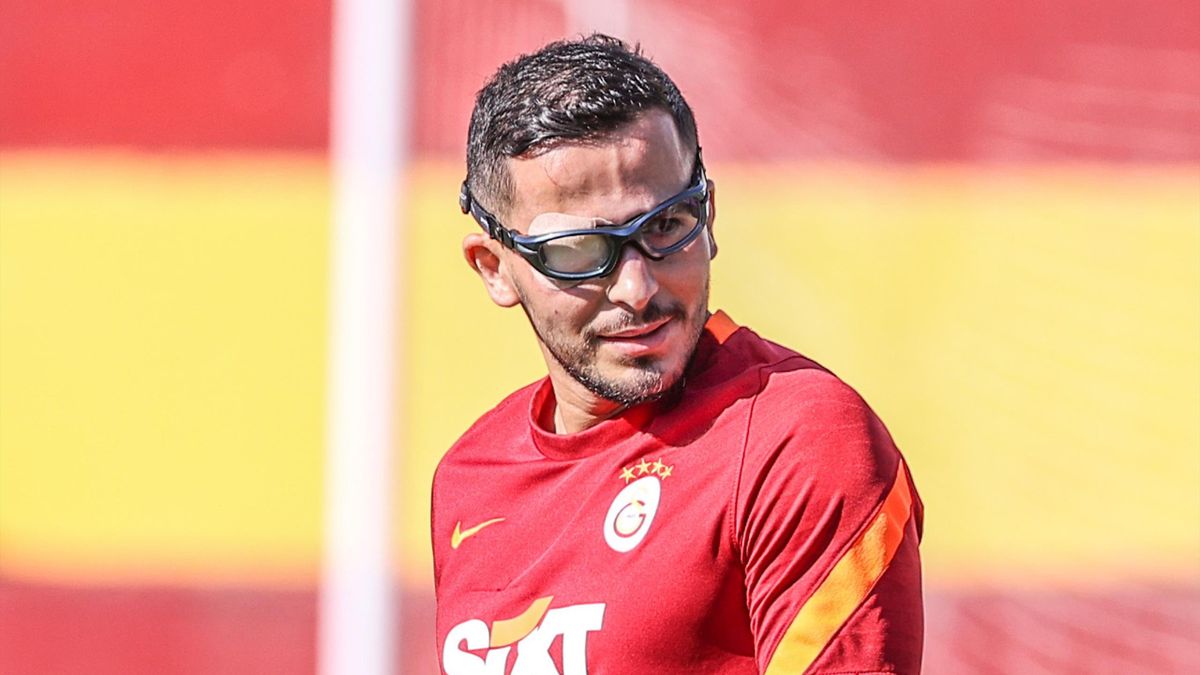 Historia e pabesueshme, futbollisti humbi shikimin nga një fishekzjarr, kthehet në fushë me syze speciale