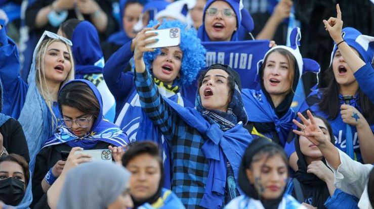 Irani lejon femrat në stadium për herë të parë pas 40 vitesh