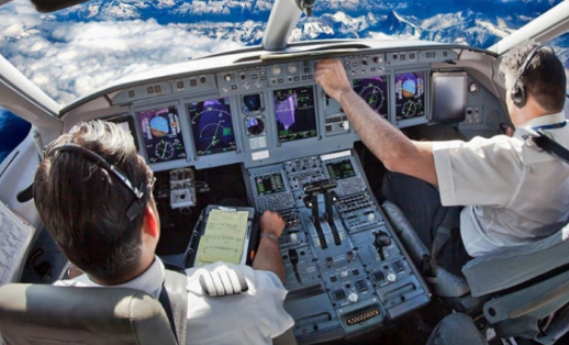 Pilotit i bie të fikët gjatë fluturimit, avioni ulet në Selanik