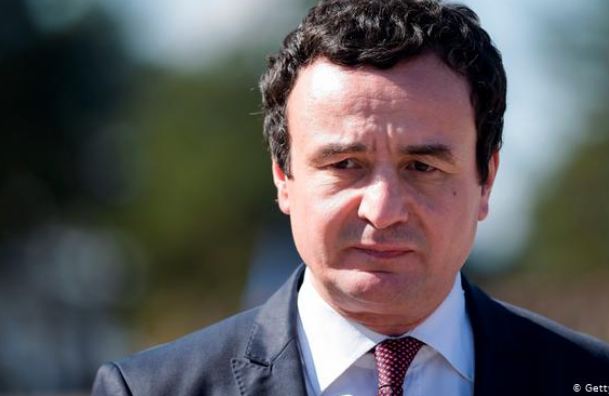 Kurti thirrje BE-së dhe NATO-s: Dënoni dhunën e bandave kriminale të financuara nga Beogradi, 9 barrikada janë ende në veri