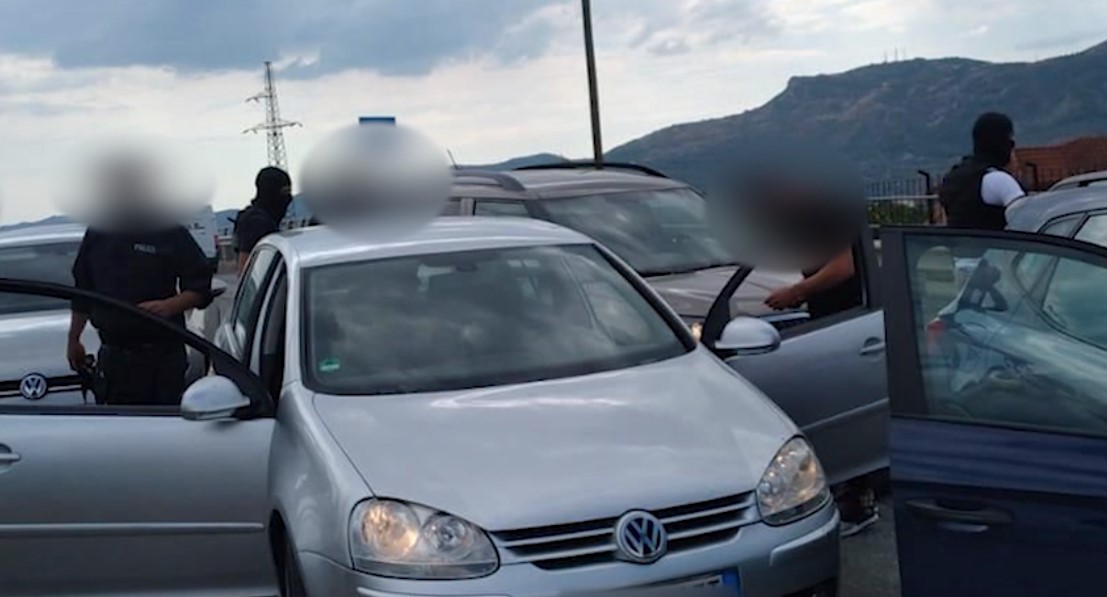 Kanosën dhe dhunuan një 20-vjeçar duke i marrë 2 mijë euro, 3 në pranga