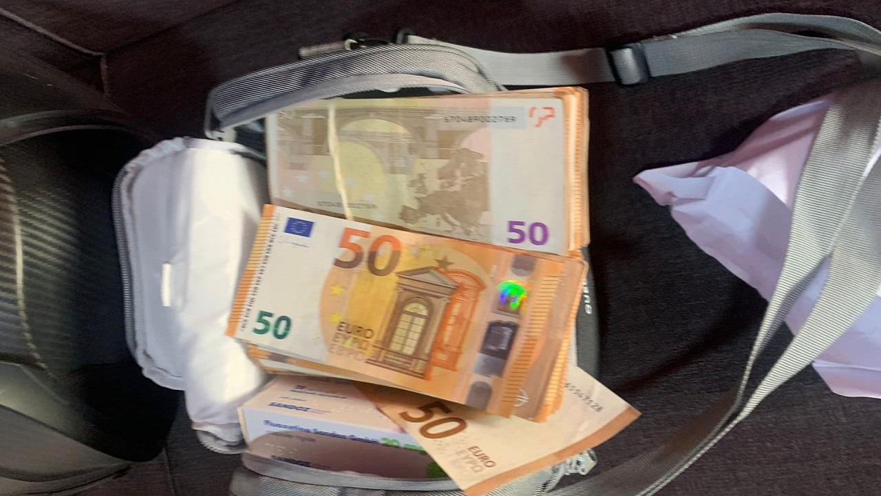Me mbi 19 mijë euro në kufi, në telashe shtetasi italian