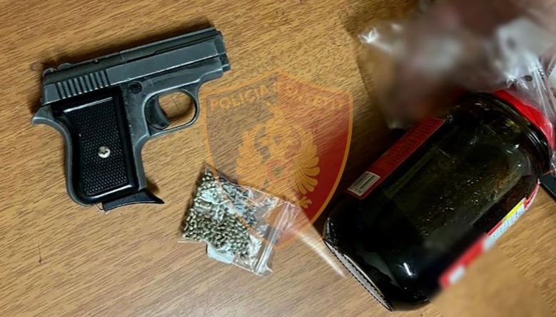 Lëndë narkotike dhe armë pa leje në makinë, arrestohen dy të rinj në Tiranë