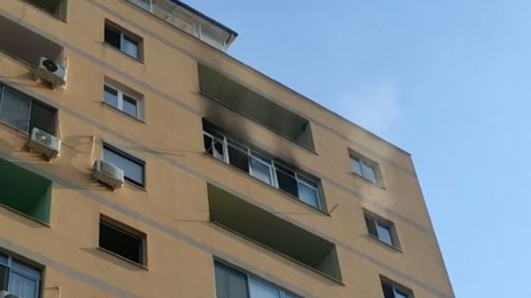 Gruaja harroi bombolën hapur, përfshihet nga flakët banesa