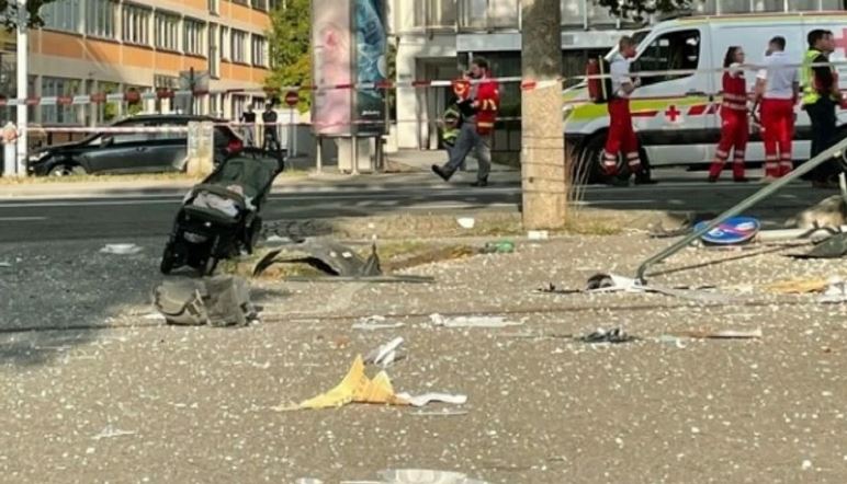 ​Futet me makinë në kopshtin e restorantit, 8 të plagosur në Austri