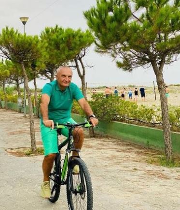 Ilir Meta duke ngarë biçikletën në bregdet: Pedalojmë drejt kohërave premtuese