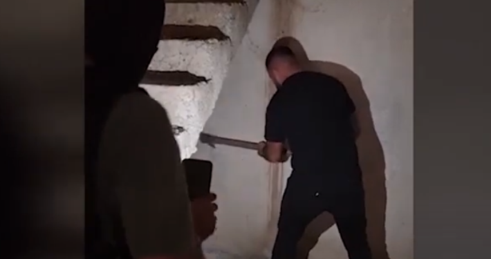 Arsenali i armëve në Yrshek/ Arrestohet 62-vjeçari, shpallet në kërkim një tjetër (EMRAT)