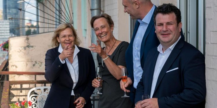 Shkoi në Ukrainë dhe iu publikua fotoja me shishe shampanje në dorë, ministrja gjermane kërkon falje