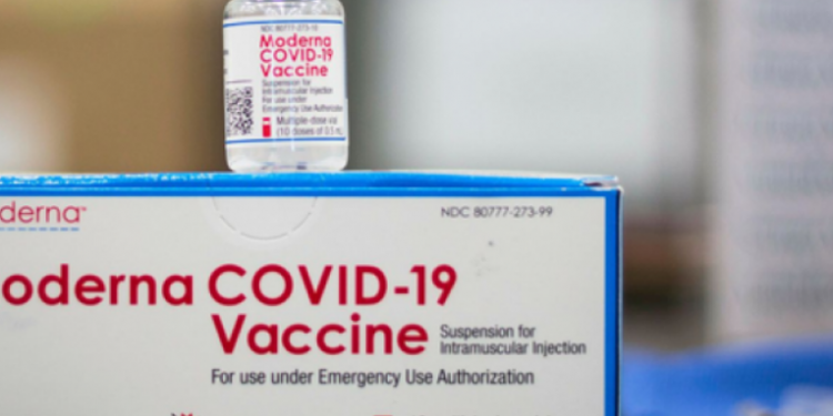 Mbretëria e Bashkuar bëhet vendi i parë që miraton vaksinën për Omicron