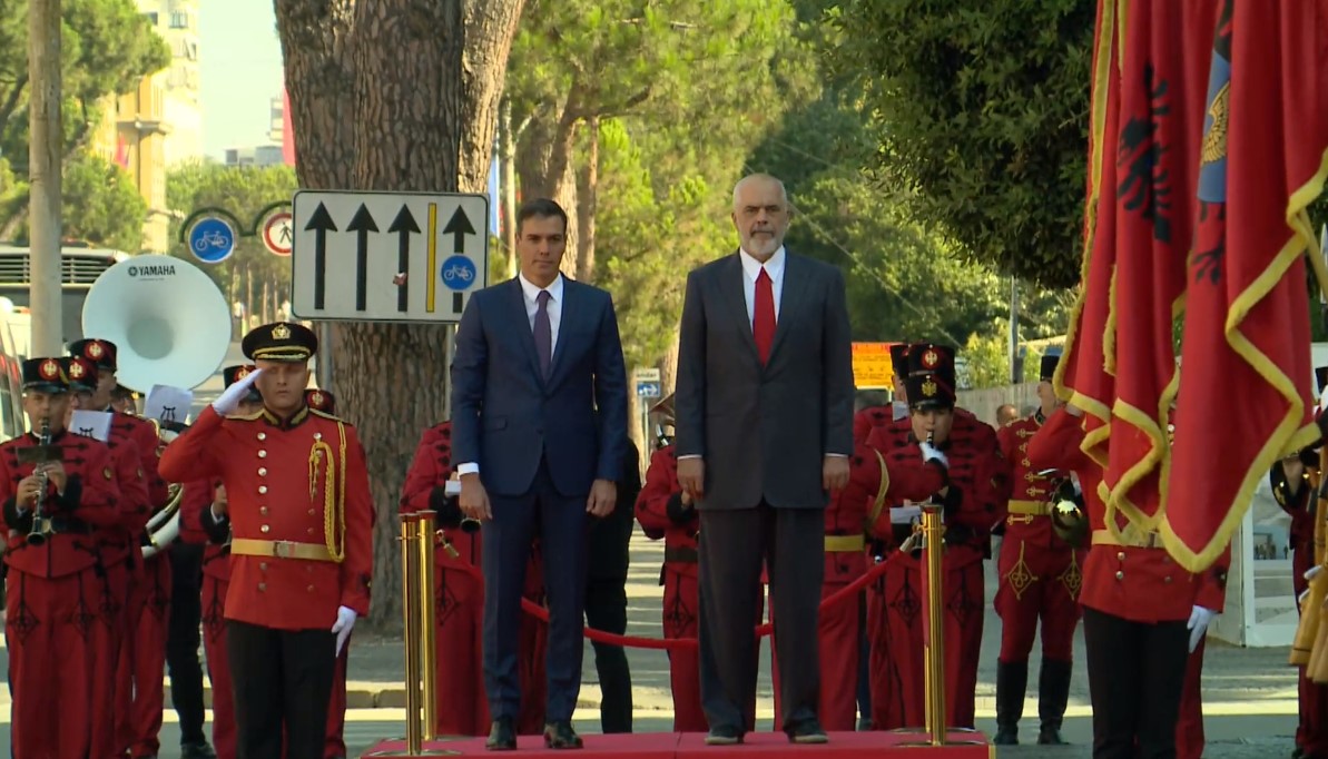 Kryeministri i Spanjës vizitë zyrtare në Tiranë, pritet me ceremoni