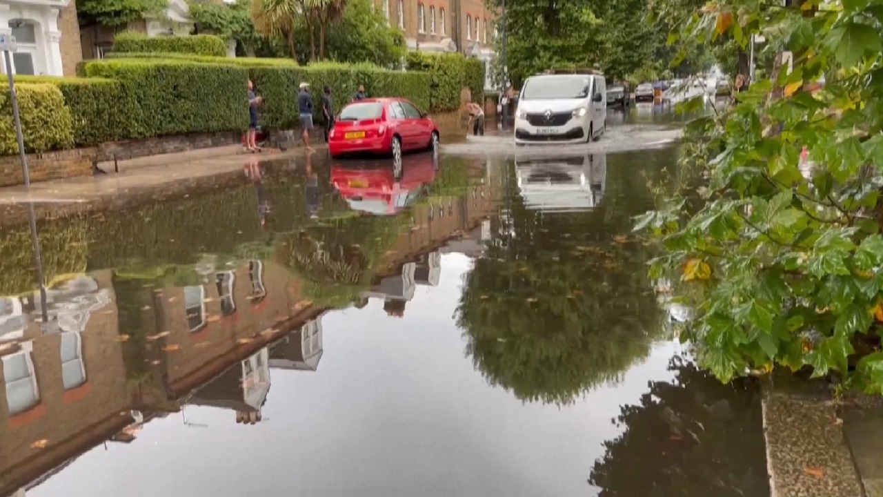 Përmbytet Londra, stuhitë e shiut godasin kryeqytetin