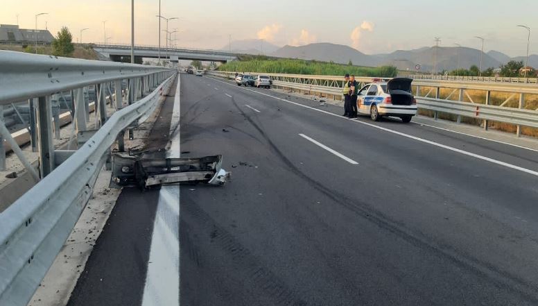 Përplasen 2 automjetet/ Lëndohen pasagjerët, mes tyre 2 fëmijë