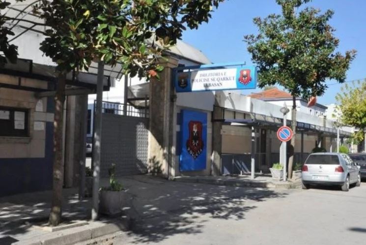 Për çfarë do përdorej? Gjendet një makinë e vjedhur në një servis, brenda kishte dy targa dhe fishekë