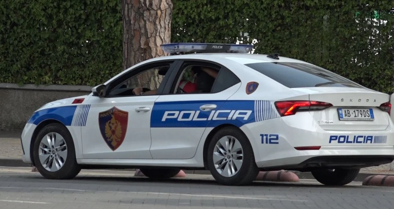 Sulmuan efektivin e policisë teksa hynte në banesën e tij, procedohen në gjendje të lirë 3 autorët