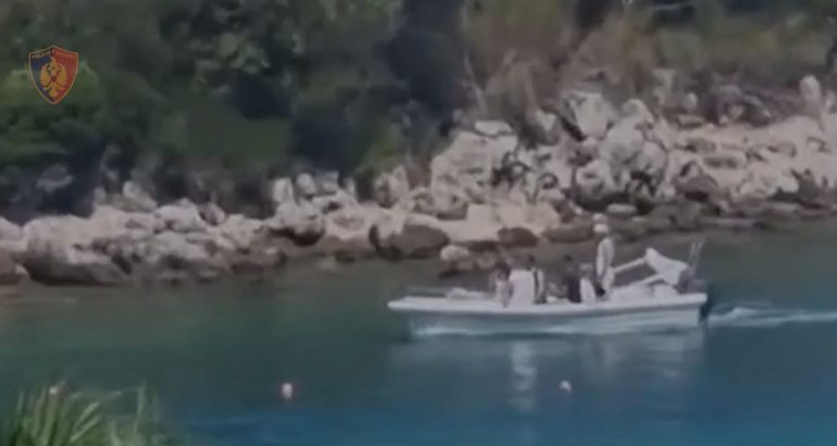 Futi mes pushuesve skafin pa dokumente, e “pëson” keq 28-vjeçari në Sarandë! I bllokohet mjeti dhe gjobitet (VIDEO)