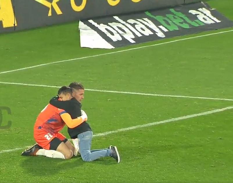 Portieri pëson gol në frymën e fundit, tifozi i vogël futet në fushë