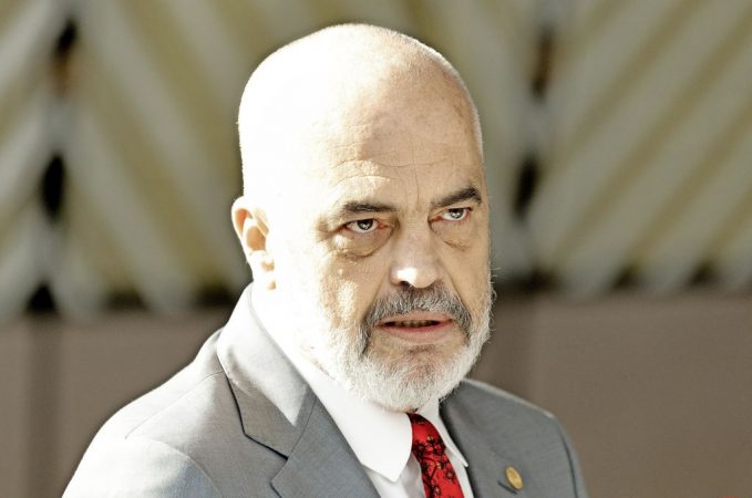 “Kërcënimi i Ramës për riedukim, si në kohën e diktaturës së Enver Hoxhës”, gazeta më e madhe gjermane: Kryeministri i quan gazetarët kosha plehrash, derra e prostituta