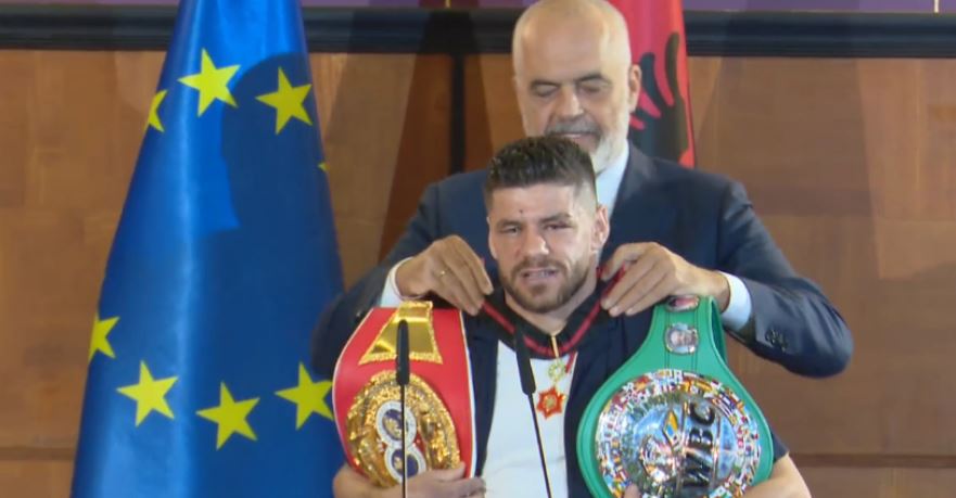 Rama i dorëzon Florian Markut medaljen ‘Ylli i Madh i Mirënjohjes’: Suksesi i tij është kuqezi, na nderon të gjithëve