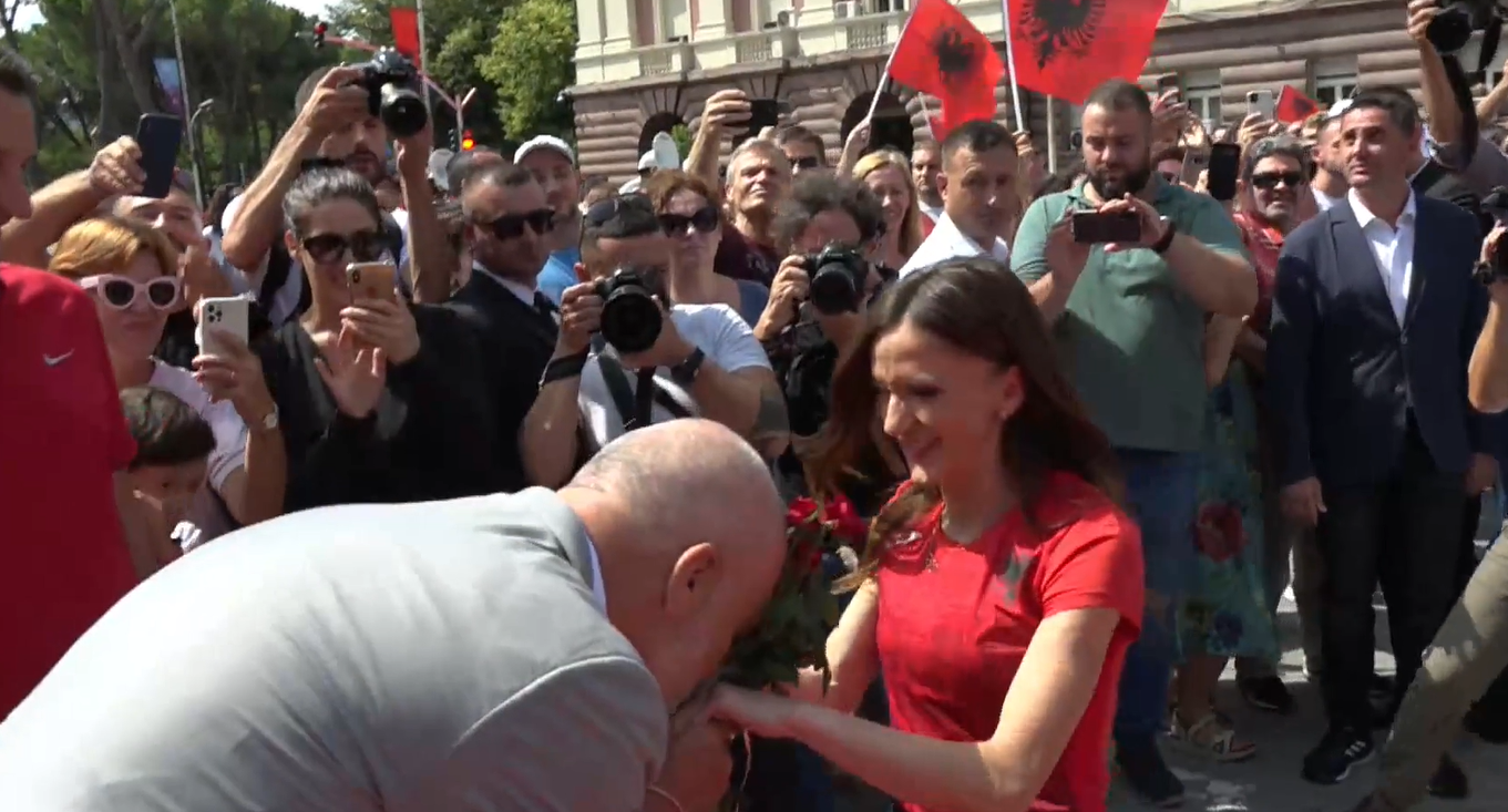 Ceremoni për Luiza Gegën, Rama e pret duke i puthur duart medalistes së artë