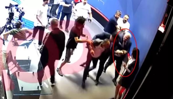Studio televizive kthehet në arenë boksi, deputeti dhe truproja i tij rrahin gazetarin. Prezantueses i bien të fikët