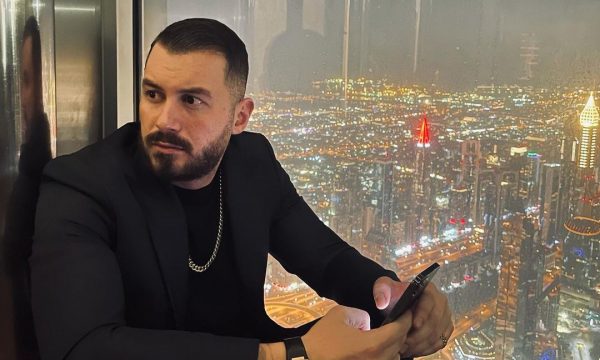 Romeo konfliktohet fizikisht me biznesmenin gjatë “Sunny Hill”, miqtë e tij i dalin në mbrojtje (VIDEO)