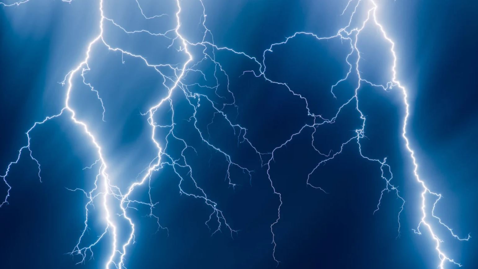 8 mijë rrufe godasin brenda 2 orësh Anglinë!