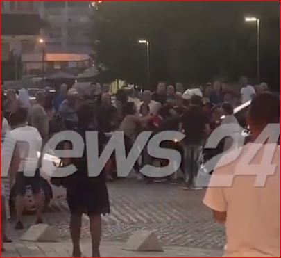 Arrestohet “skifteri” 27-vjeçar, i hoqi me dhunë nga qafa varësen qytetarit, por u rrah nga babai i tij