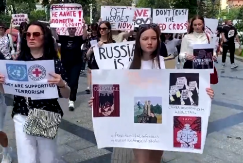 Ushtarët e kapur nga Rusia/ Gratë marshojnë rrugëve të Ukrainës: Na ktheni burrat tanë