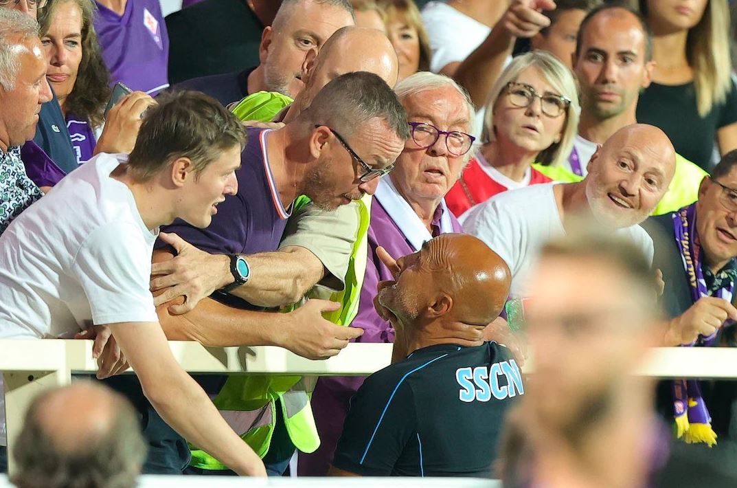 Shishe dhe shuplakë, shihni momentin kur tifozi përplaset me Spaletin