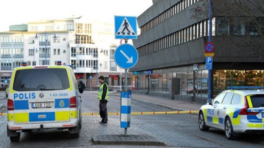 “Horror” brenda qendrës tregtare! Një 15 vjeçar i armatosur hap zjarr ndaj qytetarëve/ Ja çfarë raportohet