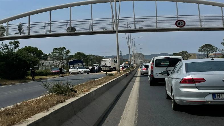 Aksidentohet trajleri me grurë në autostradën Tiranë-Durrës, i gjithë drithi derdhet në tokë (VIDEO)